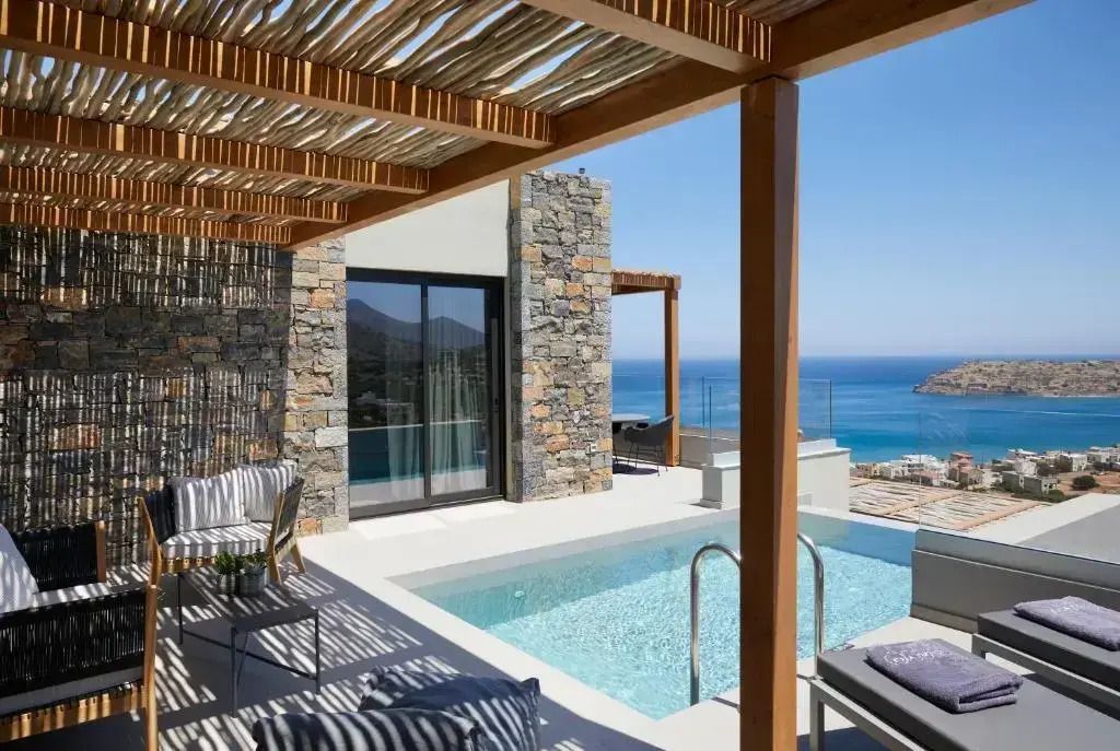 Private Terrasse mit Pool und Panoramablick auf das Meer