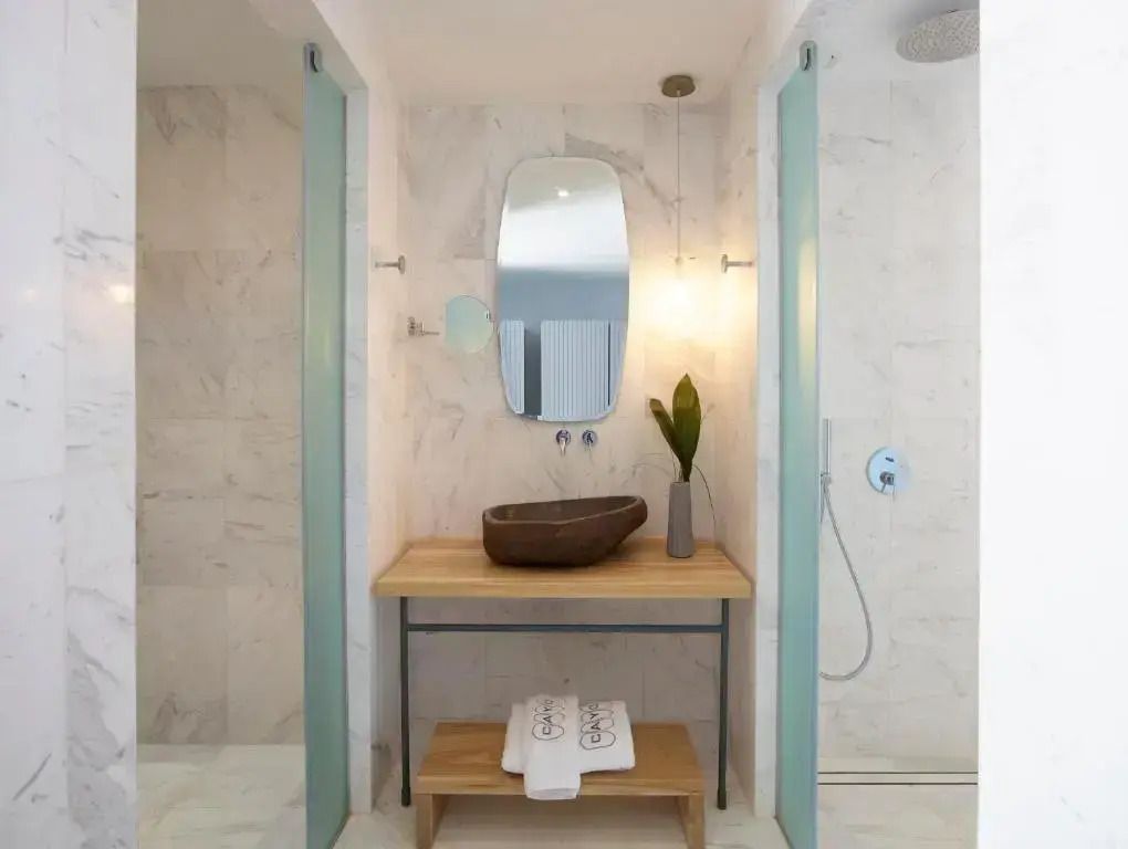 Modernes Badezimmer mit Waschbecken, Spiegel und Regendusche