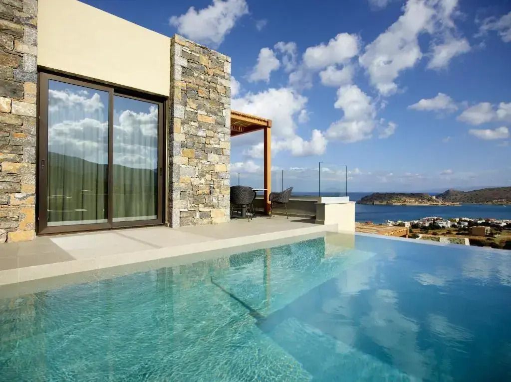 Privater Pool mit Blick auf das Meer und schöne Landschaft.
