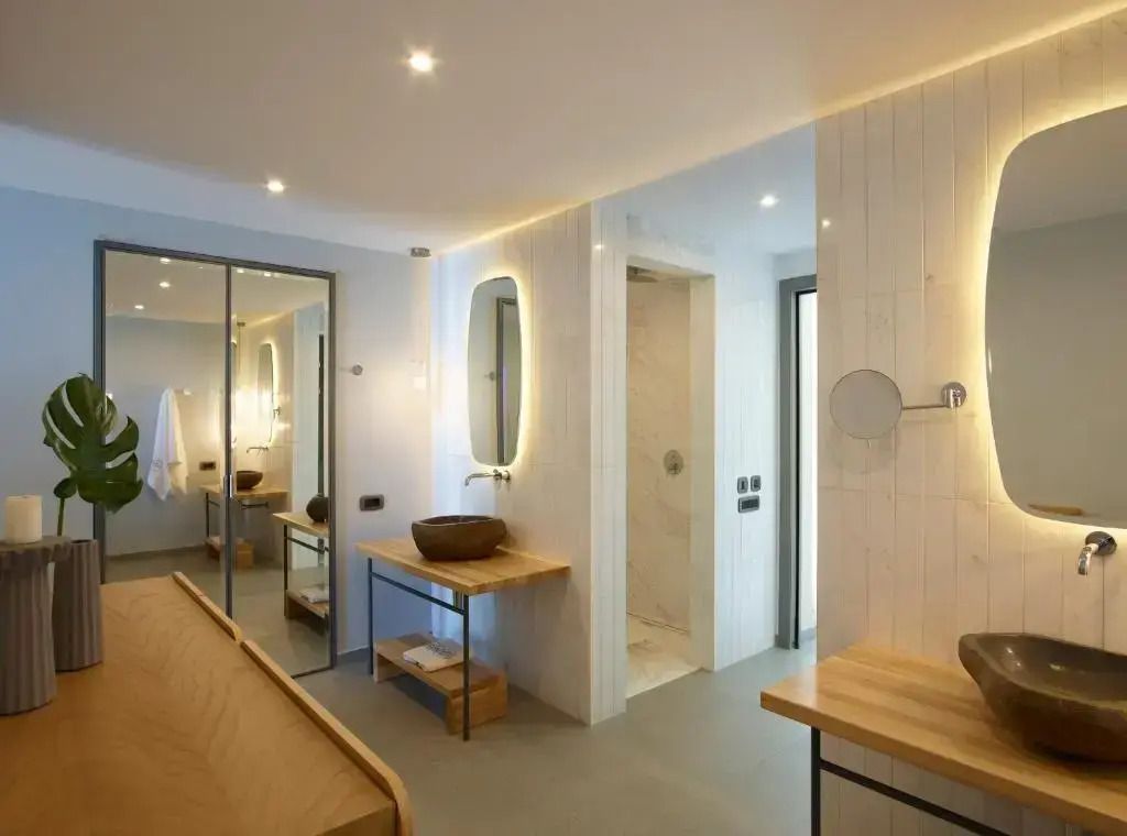 Modernes Badezimmer mit eingelassenem Spiegel und stilvollen Waschtischen.