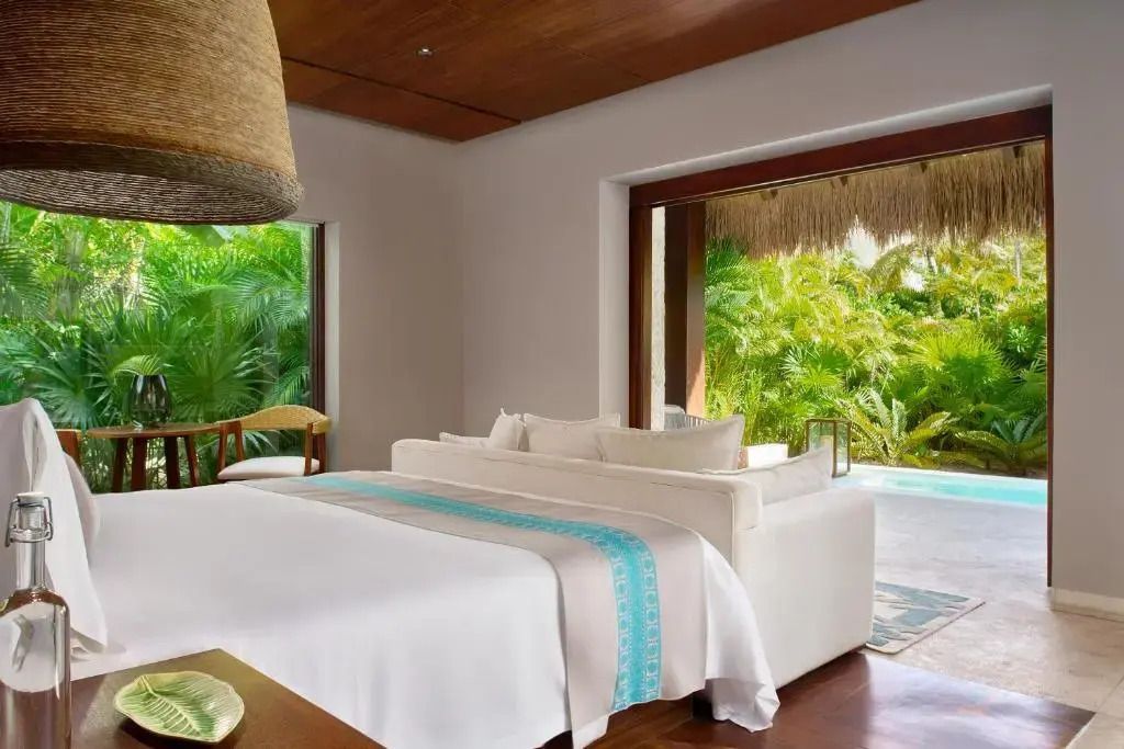 Luxuszimmer in der Jungle Pool Villa mit Blick auf die private Terrasse.