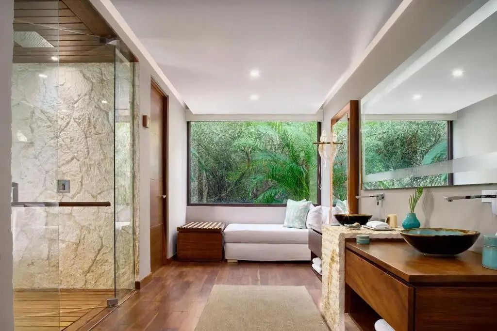 Modernes Badezimmer mit Blick auf den Dschungel in der Jungle Pool Villa.