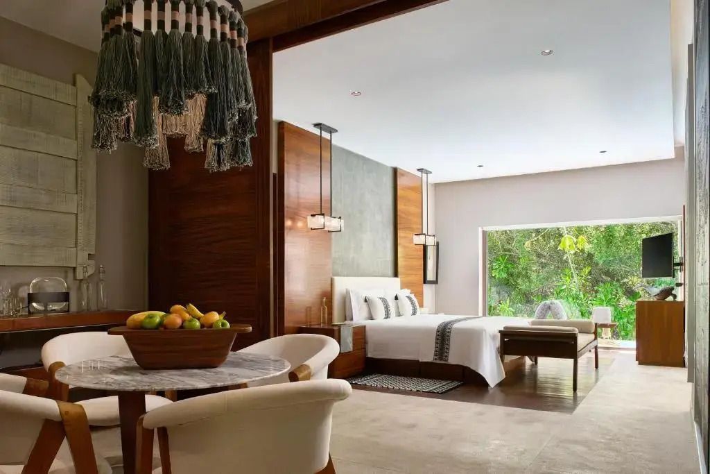 Luxuriöse Präsidenten Villa mit modernem Schlafzimmer und Essbereich mit Obstschale