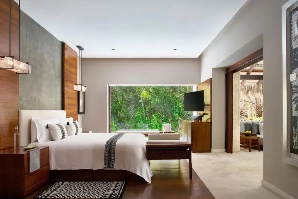 Präsidenten Villa Schlafzimmer mit großem Fenster und Blick auf tropische Vegetation