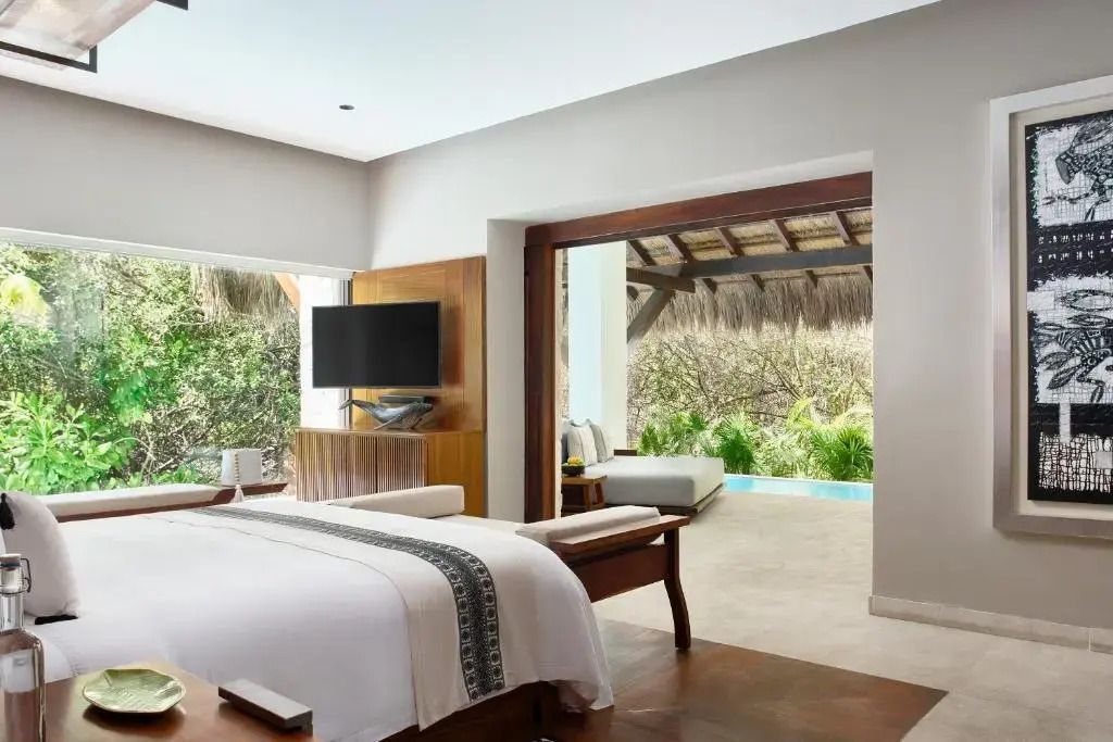 Helles Schlafzimmer in Präsidenten Villa mit TV und Zugang zur Terrasse