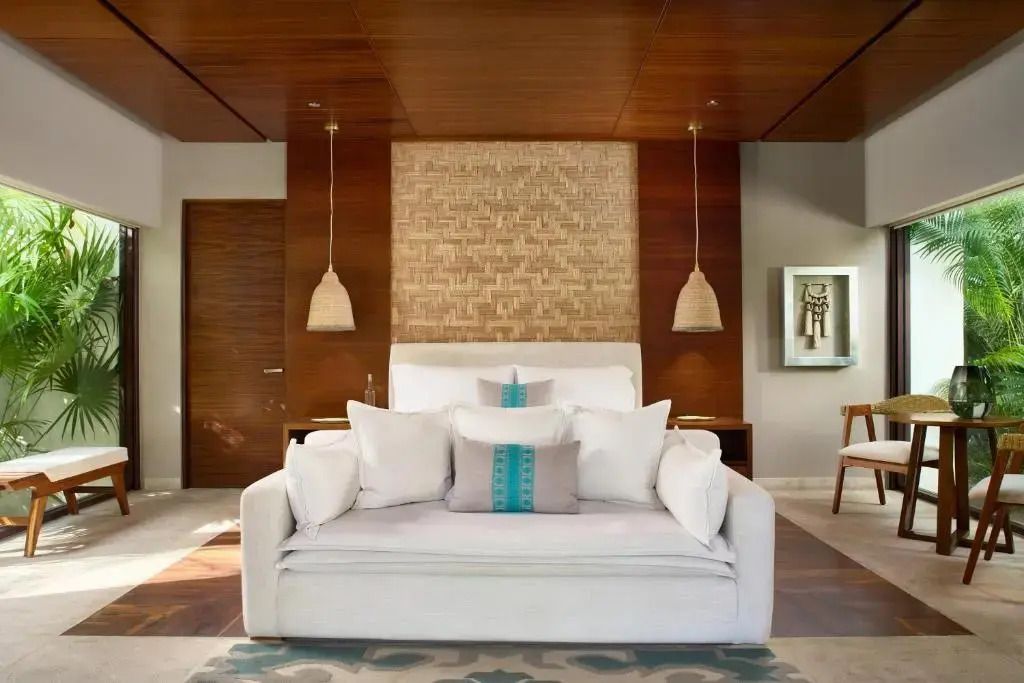 Elegantes Schlafzimmer in der Serenity Pool Villa mit Holzdecke und modernem Design