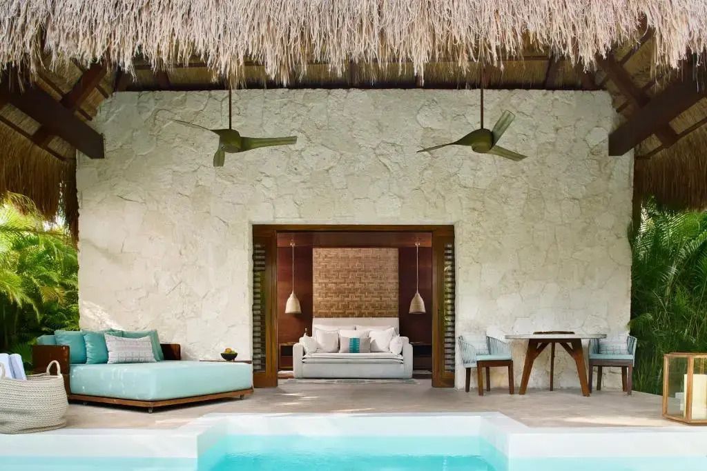 Blick auf den Pool und die Terrasse der Serenity Pool Villa mit moderner Einrichtung
