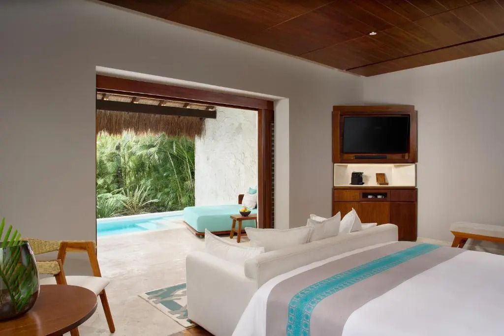 Luxuriöse Villa mit offenem Wohnbereich und Aussicht auf privaten Pool
