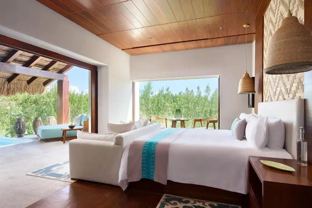 Geräumige Doppelvilla mit großen Panoramafenstern und Doppelbett