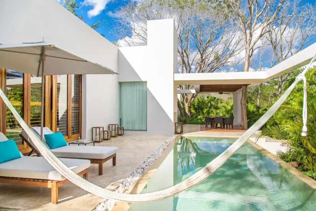 Villa mit privatem Pool und Sonnenliegen im Grünen