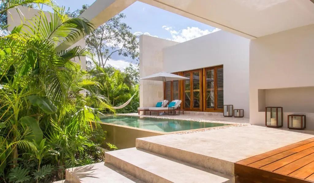 Moderne Villa mit Pool und Hängematte in tropischem Garten