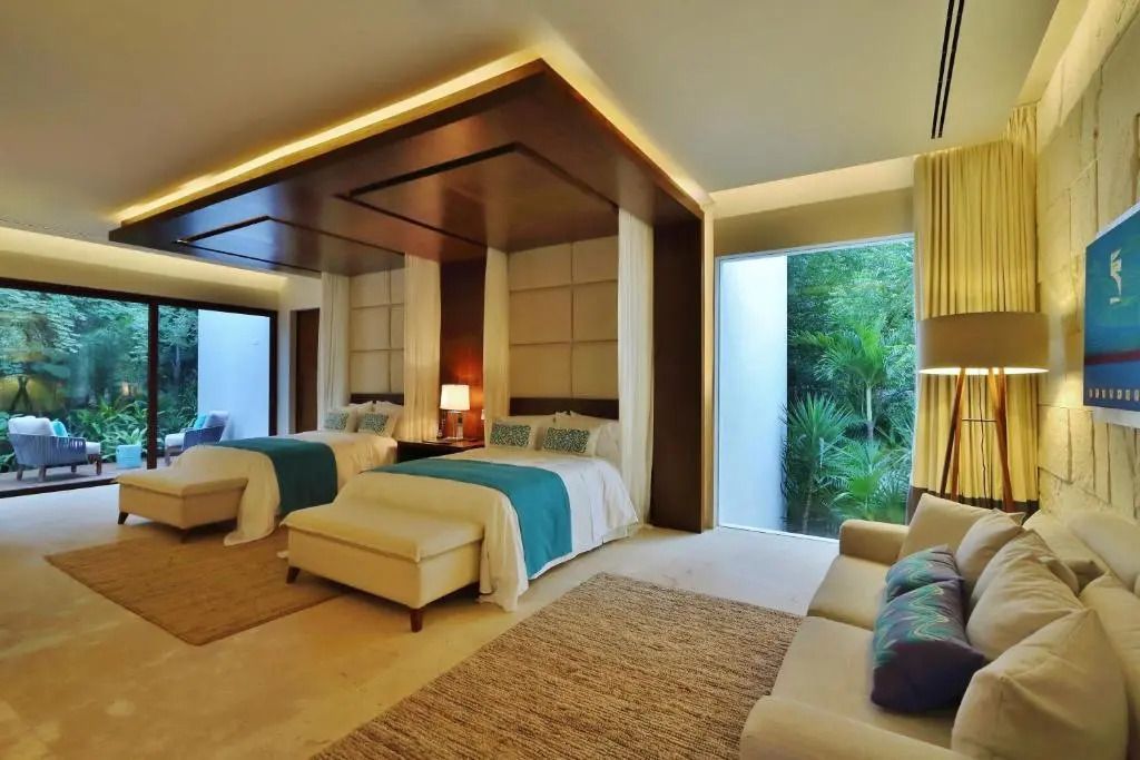 Luxuriöse Suite mit zwei Betten, modernem Design und Ausblick auf Vegetation