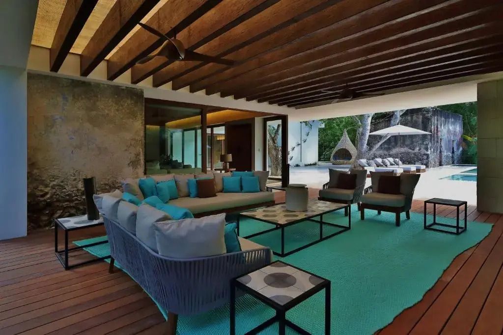 Gemütliche Lounge mit modernen Möbeln und Blick auf Terrasse und Pool