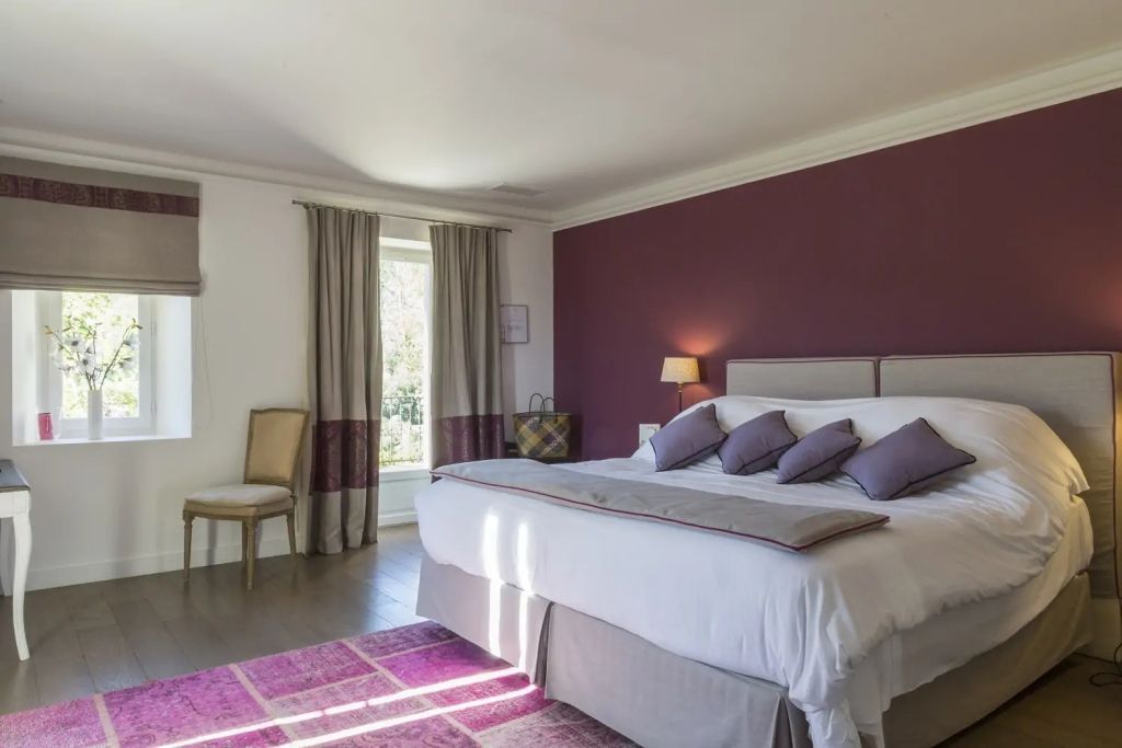 Geräumiges Deluxe Doppelzimmer mit Doppelbett und eleganter Einrichtung.