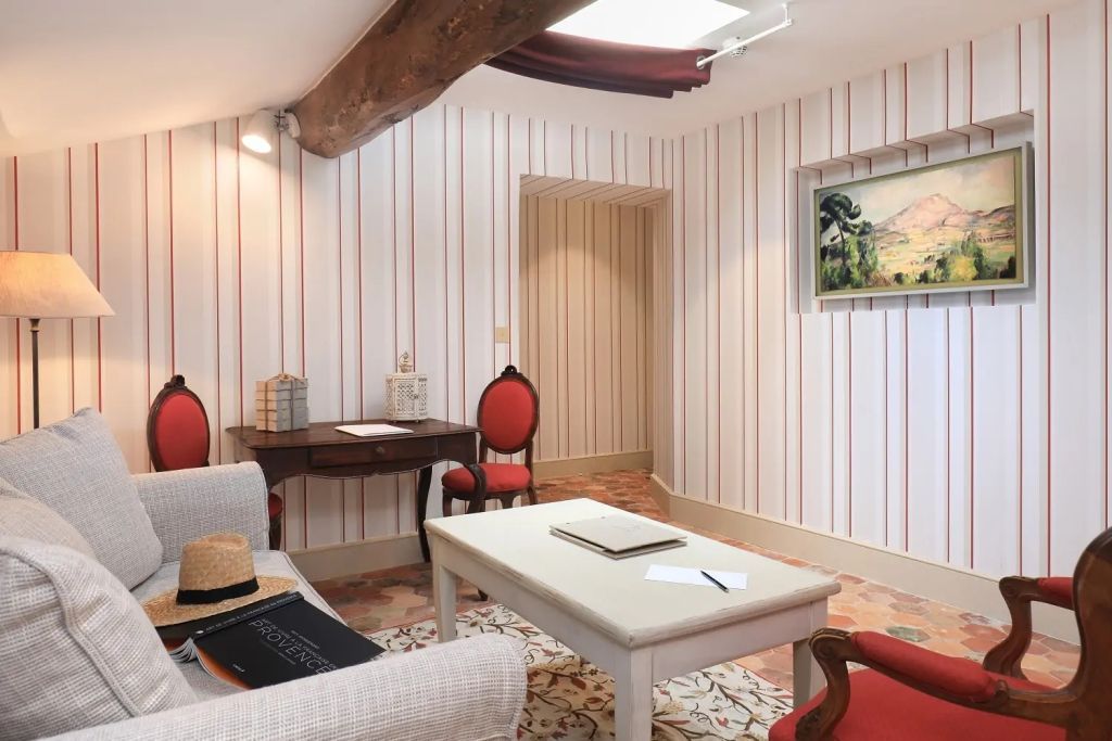 Suite-Ecke mit Schreibtisch, roten Stühlen und Kunst an der Wand