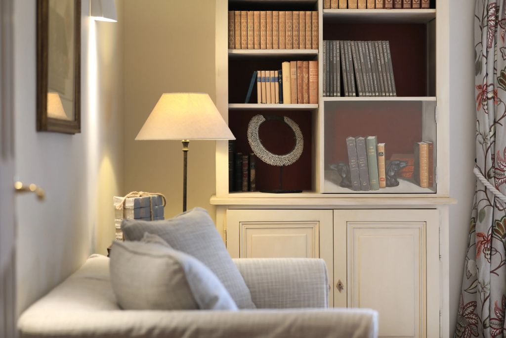 Bücherregal und gemütliche Sitzecke in der Suite