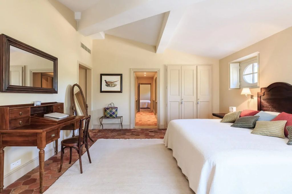 Geräumiges Zimmer mit heller Einrichtung und rustikalem Charme