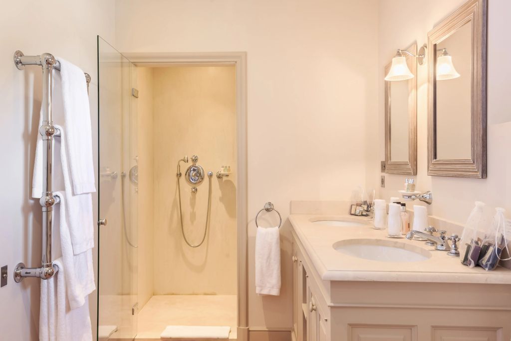 Modernes Badezimmer mit großer Duschkabine und Doppelwaschbecken