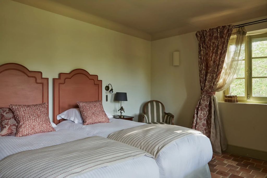 Doppelzimmer mit klassischem Design und eleganten Vorhängen.