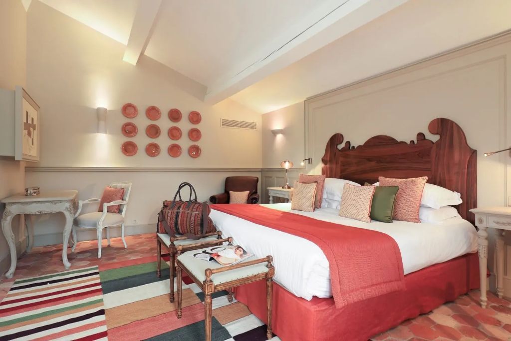 Elegantes Zimmer mit Doppelbett und bunter Dekoration