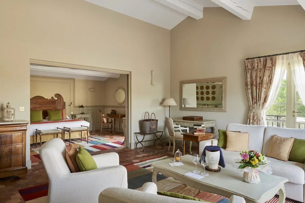 Elegantes Wohnzimmer der Suite mit komfortablen Sitzgelegenheiten