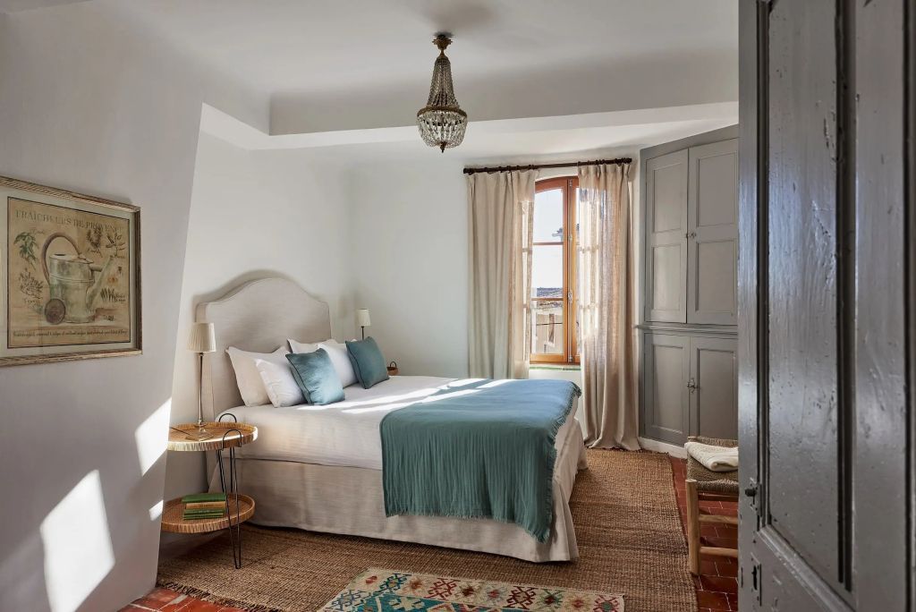 Gemütliches Schlafzimmer mit Doppelbett und Vintage-Elementen im Landhausstil