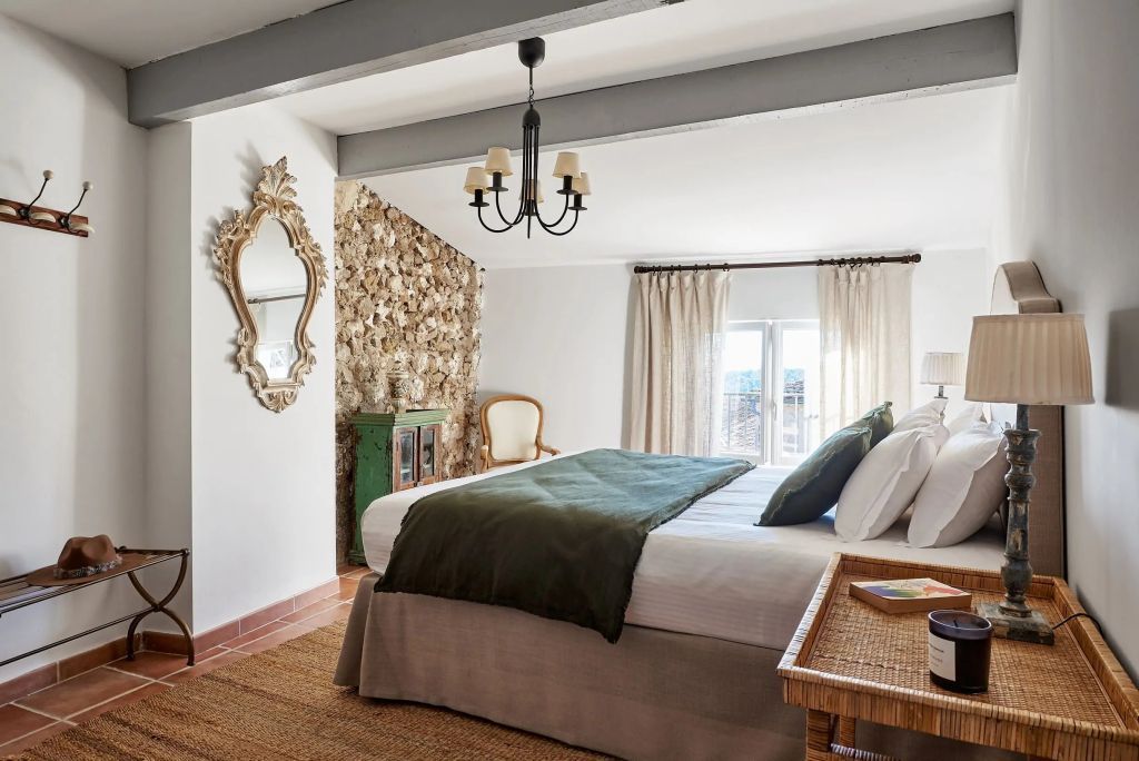 Schlafzimmer mit eleganter Tapete und hochwertigem Interieur