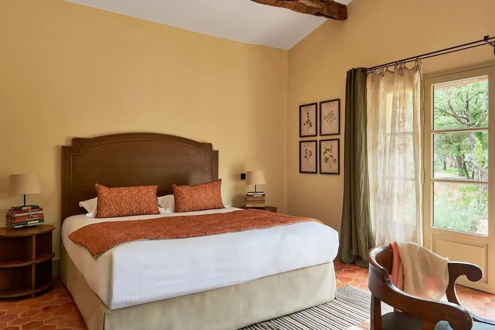 Komfortables Schlafzimmer mit Doppelbett in warmen Farbtönen im Vanado Villa