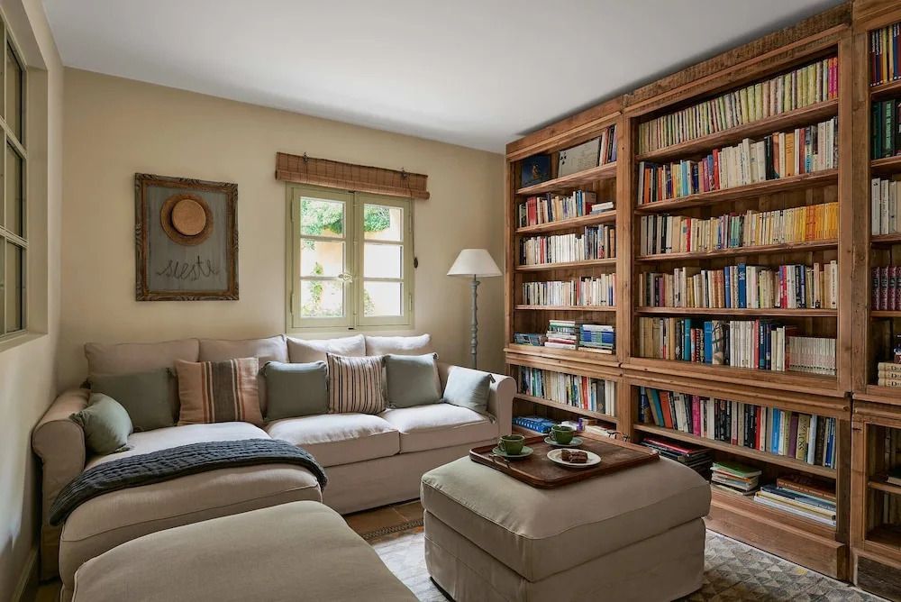 Gemütliche Bibliotheksecke mit bequemen Sofas und Bücherregalen in Vanado Villa