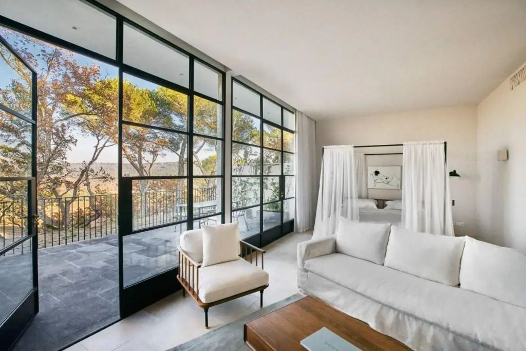 Suite mit großer Fensterfront und modernem Wohnzimmer