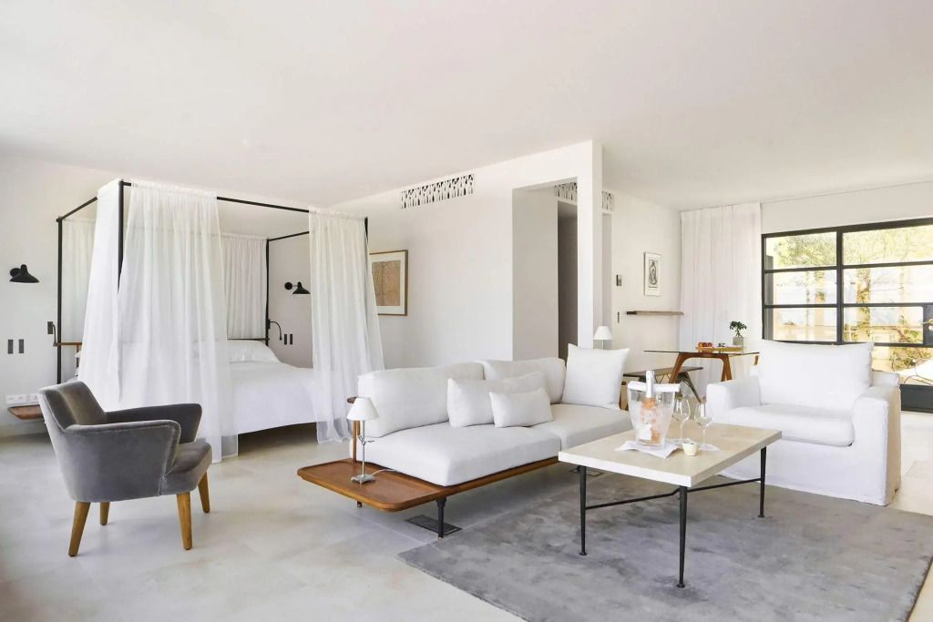 Helle Suite mit offenem Wohnbereich, modernem Sofa und Doppelbett