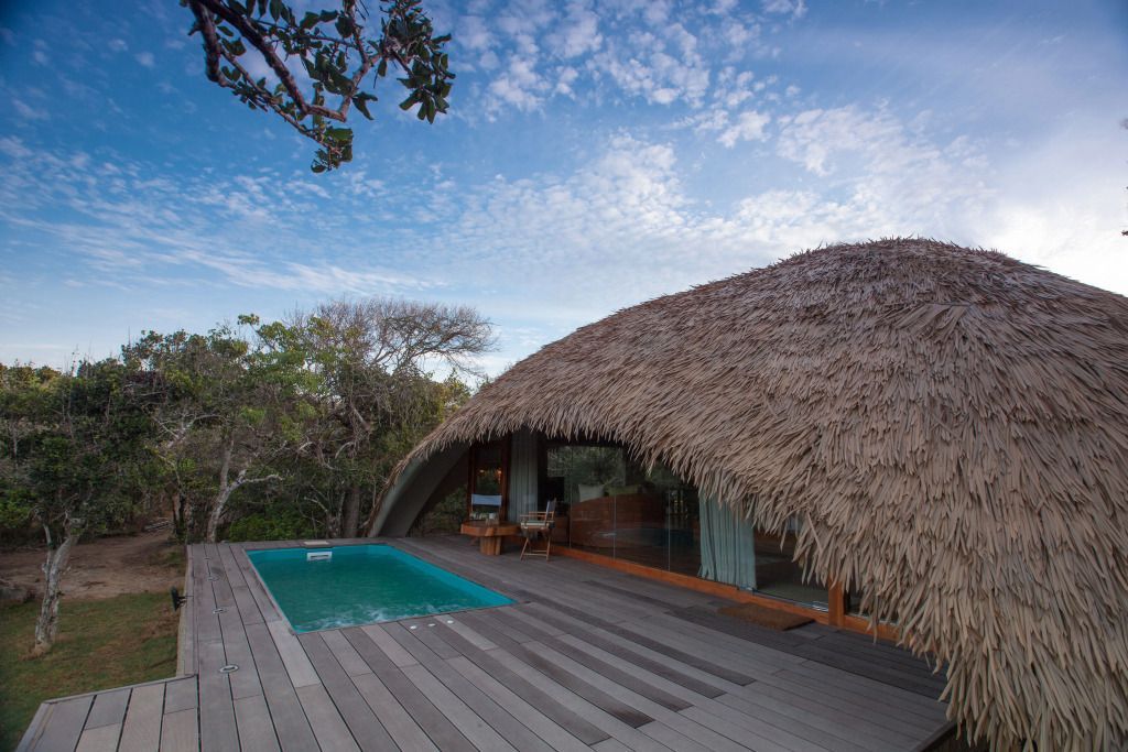 Luxuriöse Villa mit Strohdach und privatem Pool im Dschungel.