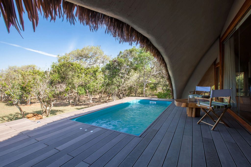 Private Terrasse mit Pool und Blick auf den tropischen Wald.