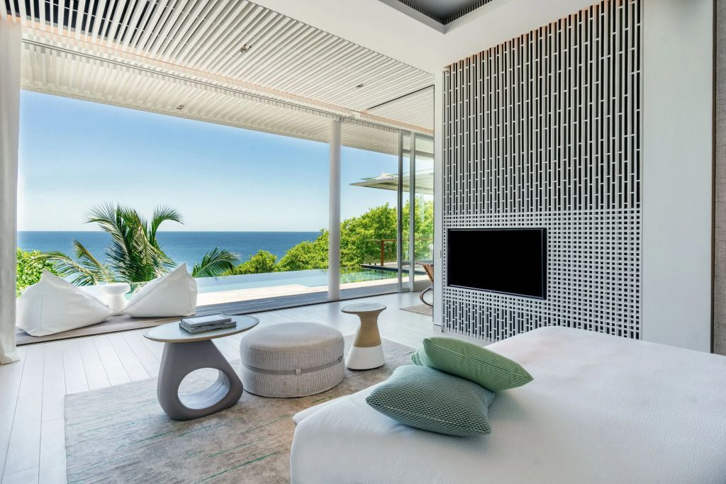 Elegantes Schlafzimmer mit offener Terrasse und Meerblick