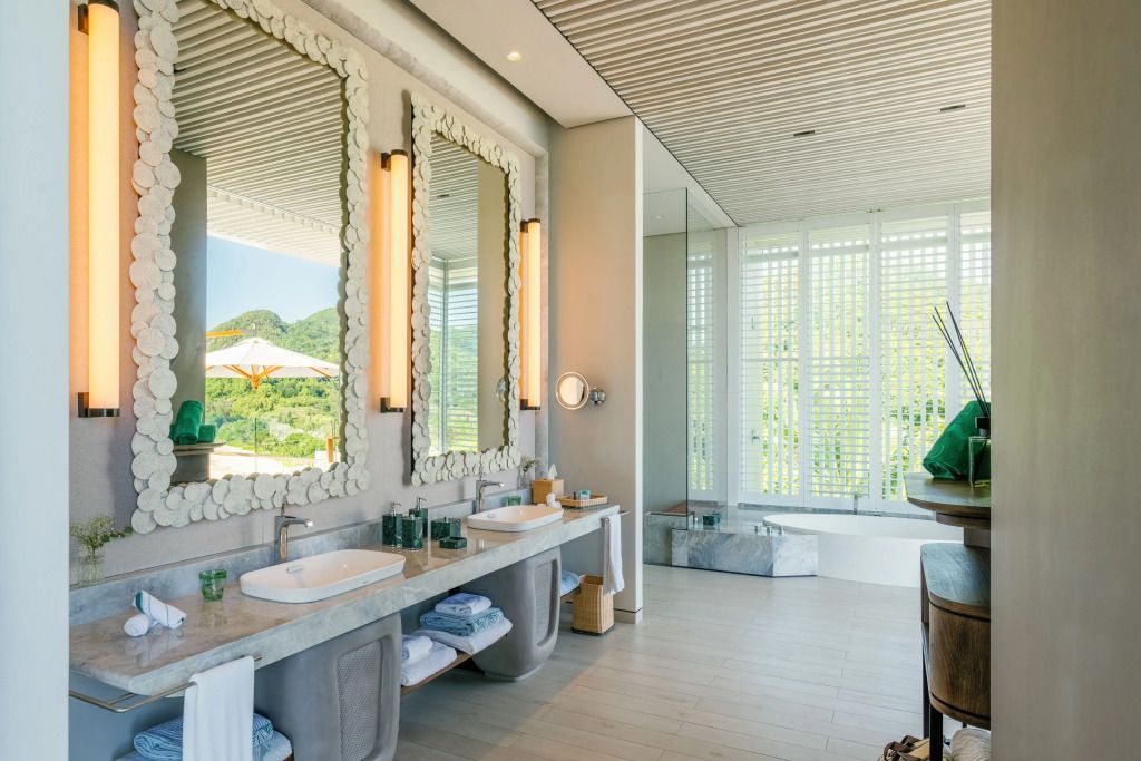 Modernes Badezimmer mit großen Spiegeln und Blick nach draußen