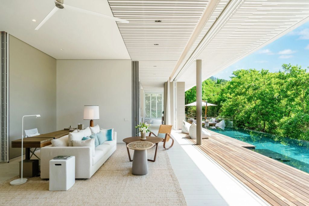 Helles Wohnzimmer mit Terrasse und Poolblick