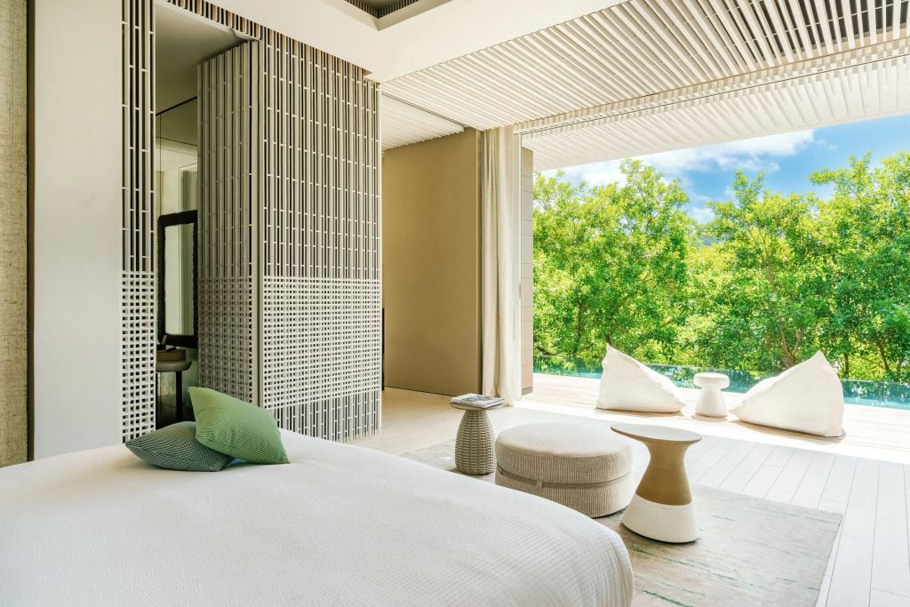 Schlafzimmer mit offener Terrasse und Blick ins Grüne
