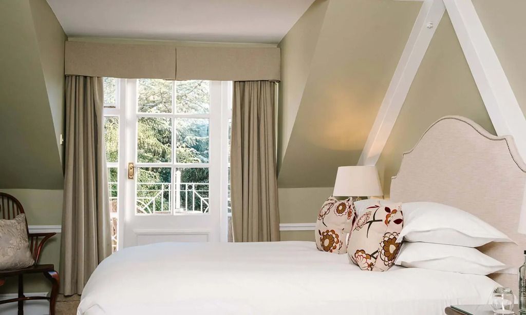 Helles Schlafzimmer mit romantischer Aussicht und eleganter Einrichtung.