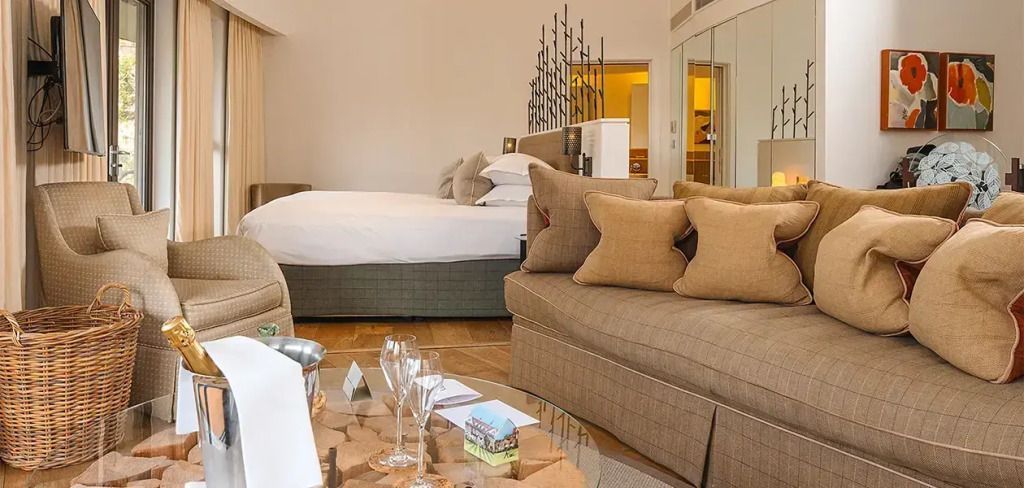 Elegantes Doppelbett in der Treehouse Suite mit bequemen Sofas und stilvoller Einrichtung