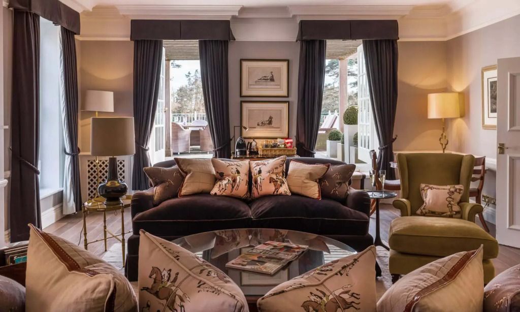 Luxuriöses Wohnzimmer mit stilvoller Einrichtung und Zugang zu einem Balkon.