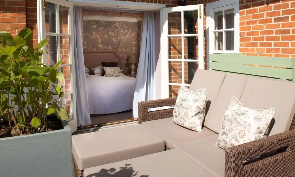 Private Terrasse mit Blick auf ein luxuriöses Schlafzimmer in der Master Doppel Suite