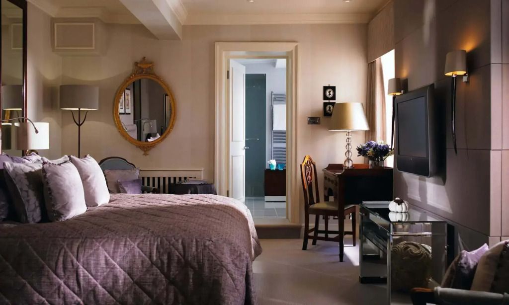Stilvolles Schlafzimmer der Master Doppel Suite mit hochwertiger Einrichtung