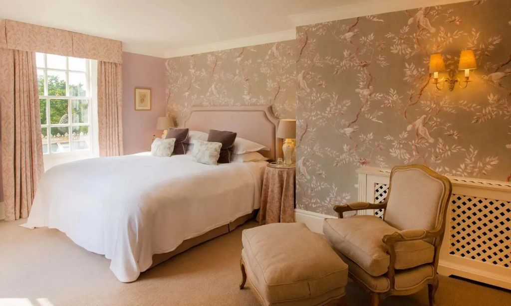 Geräumiges Schlafzimmer in der Master Doppel Suite mit floralem Tapetendesign