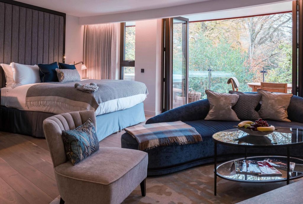 Luxuriöses Schlafzimmer mit Fensterfront und eleganter Einrichtung.