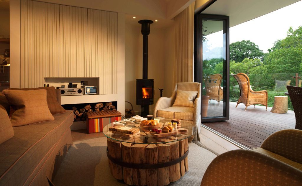 Gemütliche Sitzecke mit Kamin und Zugang zur Terrasse.