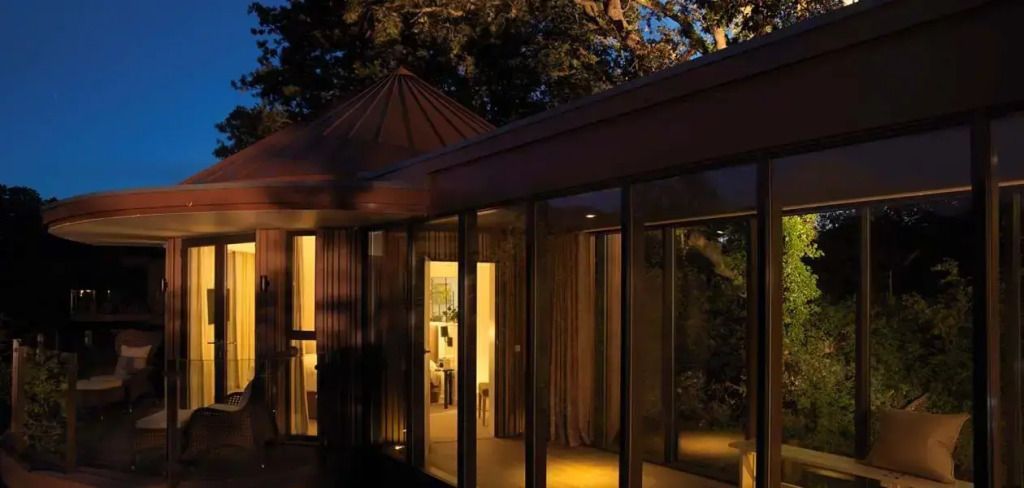 Architektur einer luxuriösen Treehouse-Suite bei Nacht mit beleuchtetem Innenraum