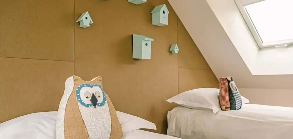 Verspielte Dekoration mit Vogelhäusern an einer gemütlichen Schlafzimmerwand