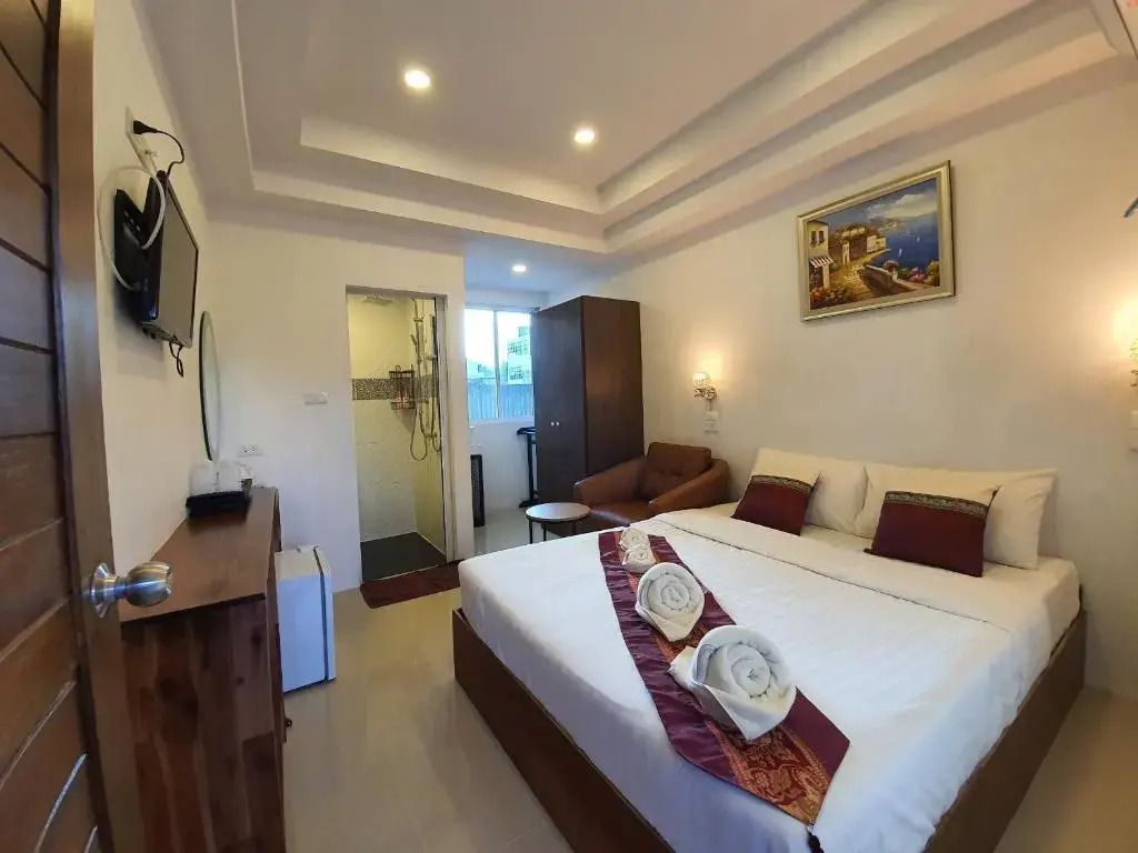 Gemütliches Standardzimmer mit Doppelbett und moderner Einrichtung