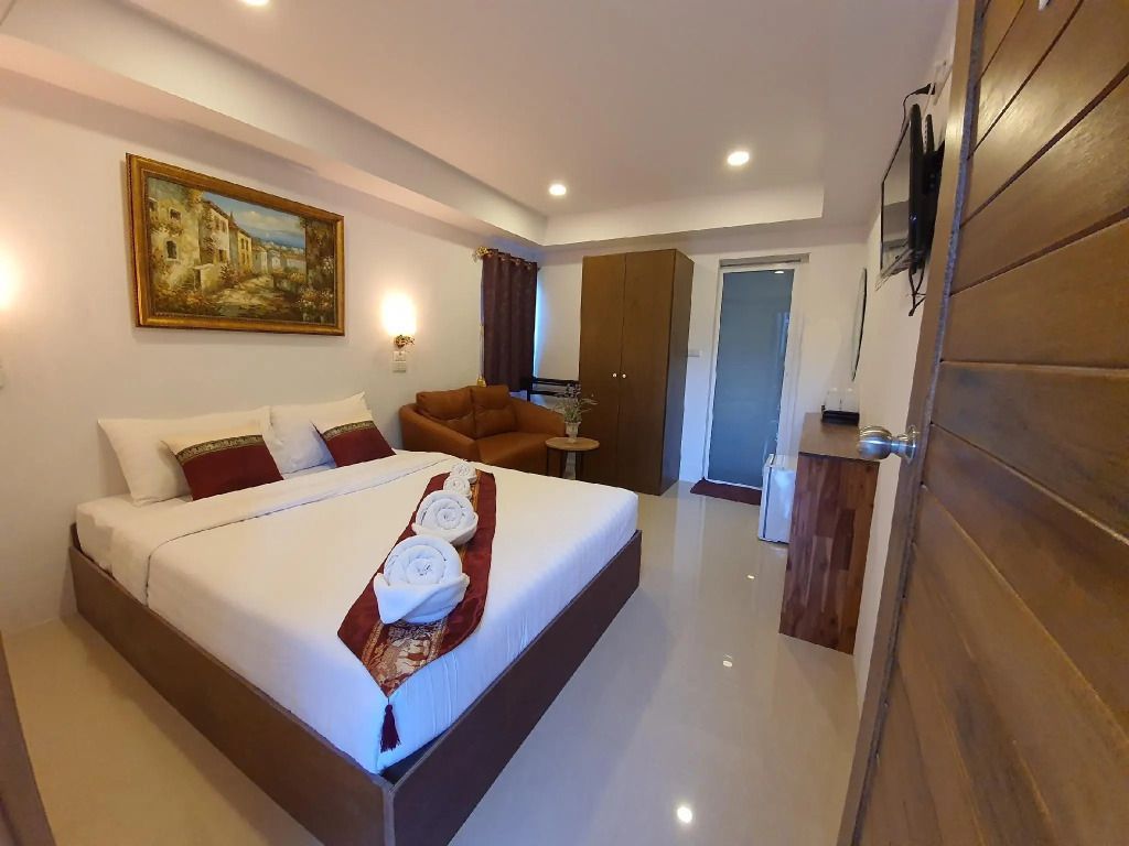 Superior Doppelzimmer mit gemütlichem Bett, Sofa, TV und eleganter Dekoration