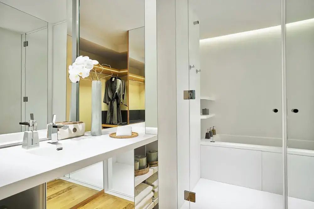Modernes Badezimmer mit Dusche und stilvollem weißen Interieur.